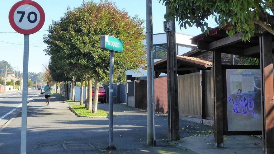 Señal que limita la velocidad a 70 km/h, en dirección a Santa Cruz, al acercarse al centro urbano. | // I.R.