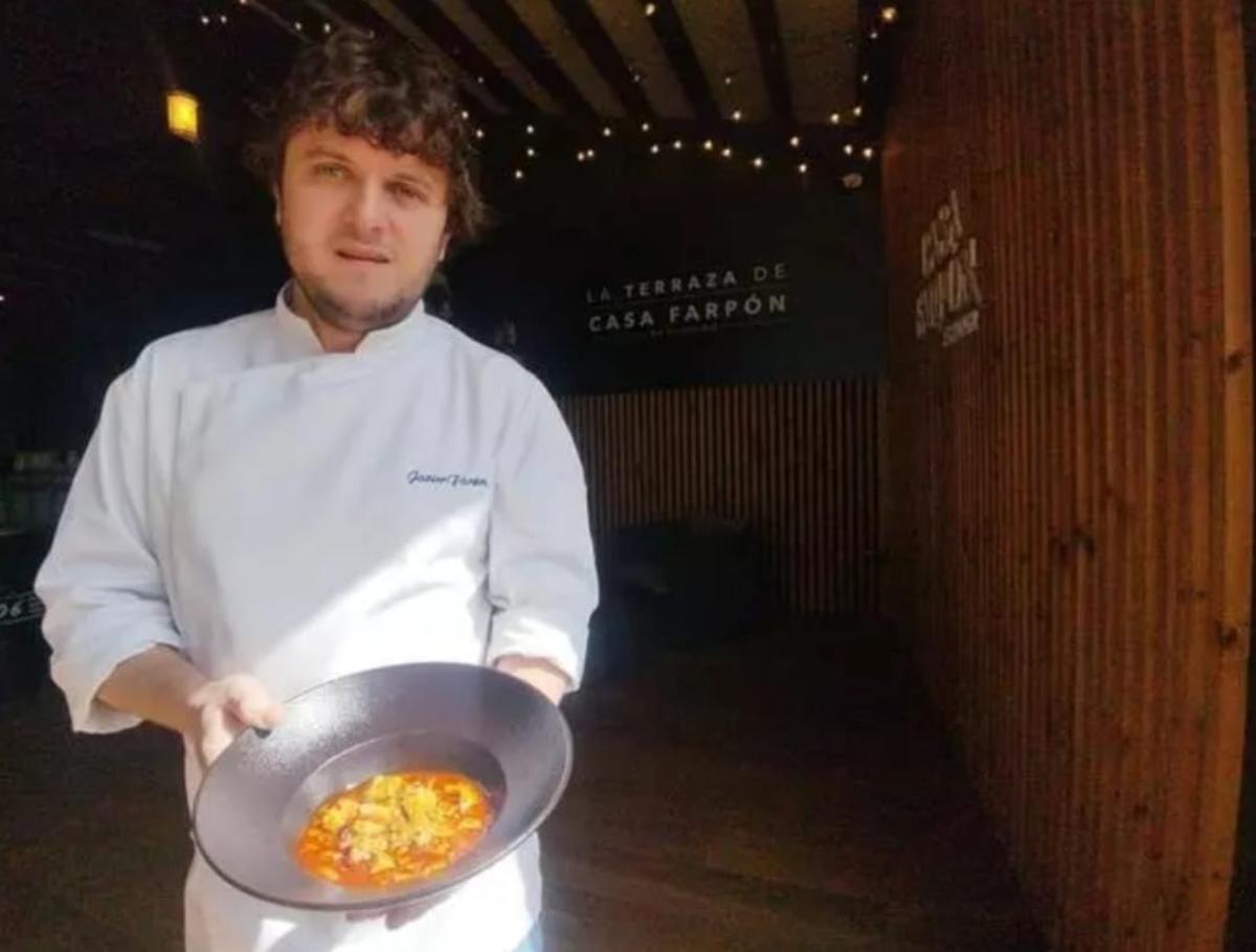 Javier Farpón muestra un plato de callos, plata en el certamen nacional "La Callada por respuesta".