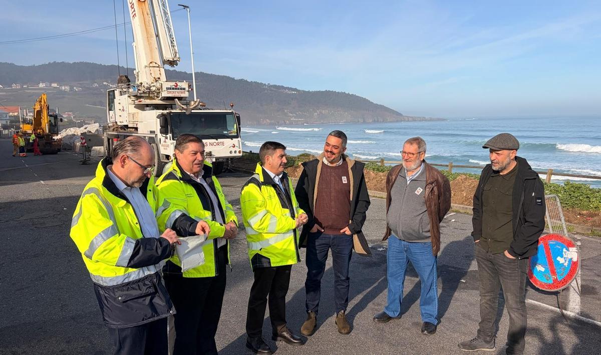 Julio Abalde, segundo esquerda, Pedro Blanco e Daniel Pérez en Razo.