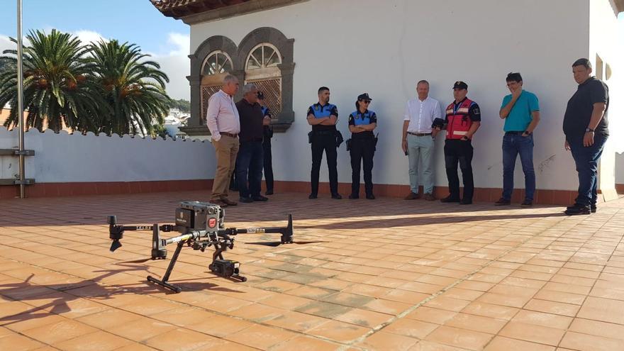 Un momento de la visita de la Unidad de Drones de la Policía Local de Telde a Teror para ultimar los detalles del dispositivo de seguridad de las fiestas del Pino. | | LP/DLP