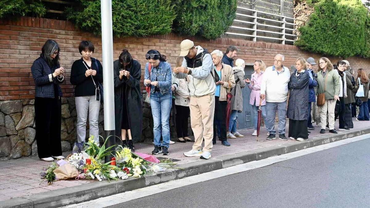 Concentración de allegados de la víctima asesinada el sábado en Esplugues rinden homenaje en la calle Joan Miró, donde se produjo el fatal incidente.