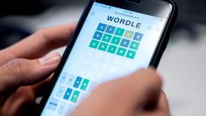 una persona juega a Wordle