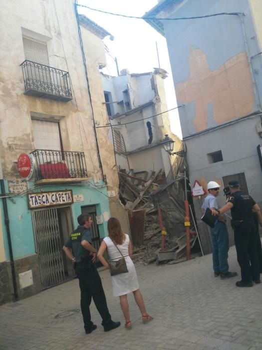 Un edificio de cuatro plantas se derrumba en Xixona