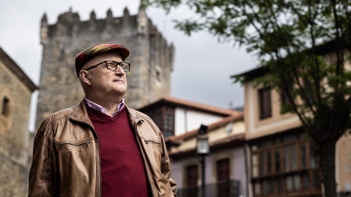 Pepe García en el casco histórico de Salas.