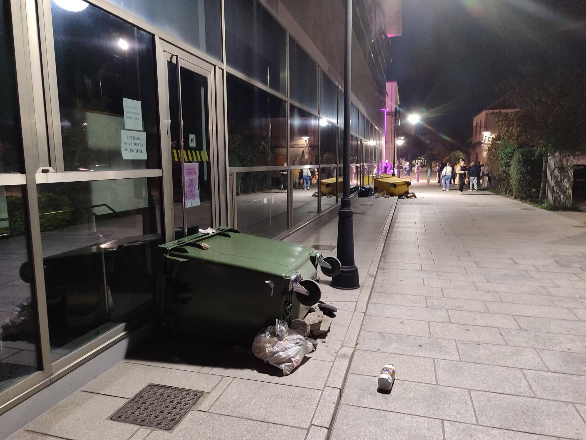 Multidudinaria protesta contra la subida de la basura en Cangas