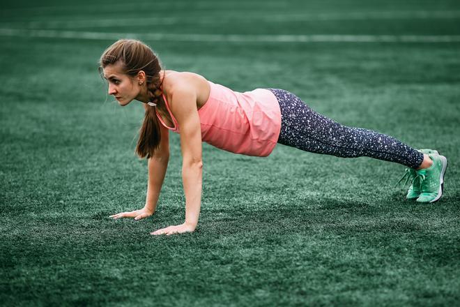 Mujer practicando el burpee