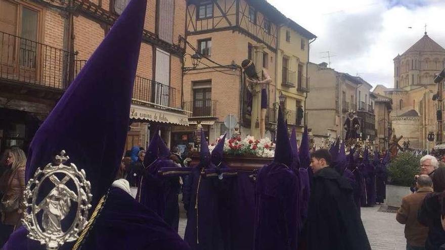 Arriba, una de las imágenes durante el viernes por la mañana. Abajo, las Damas de la Soledad.