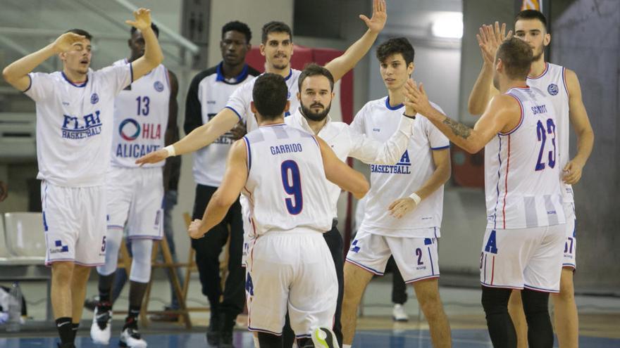 Los jugadores del HLA, ante el Morón, en el Pedro Ferrándiz.