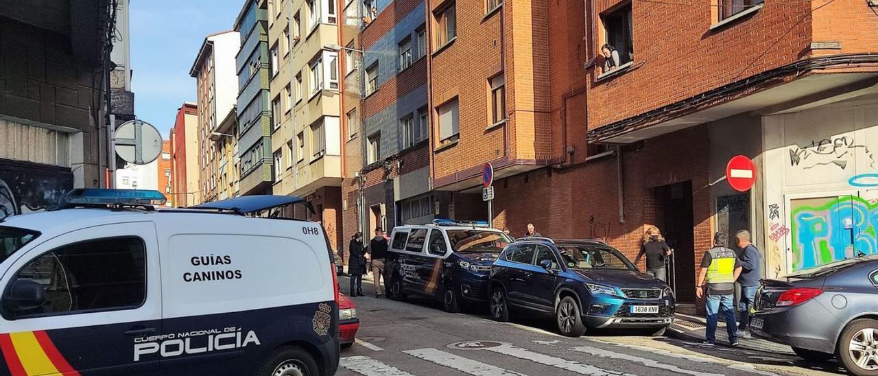 Uno de los registros de la redada en la calle Joaquín Solís, el pasado miércoles.