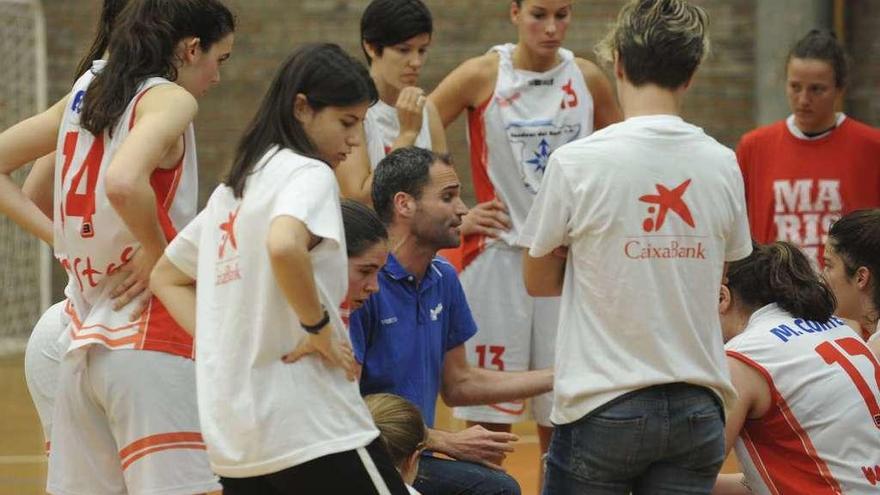 Fernando Buendía da indicaciones a las jugadoras del Maristas durante un partido del &#039;play off&#039;.