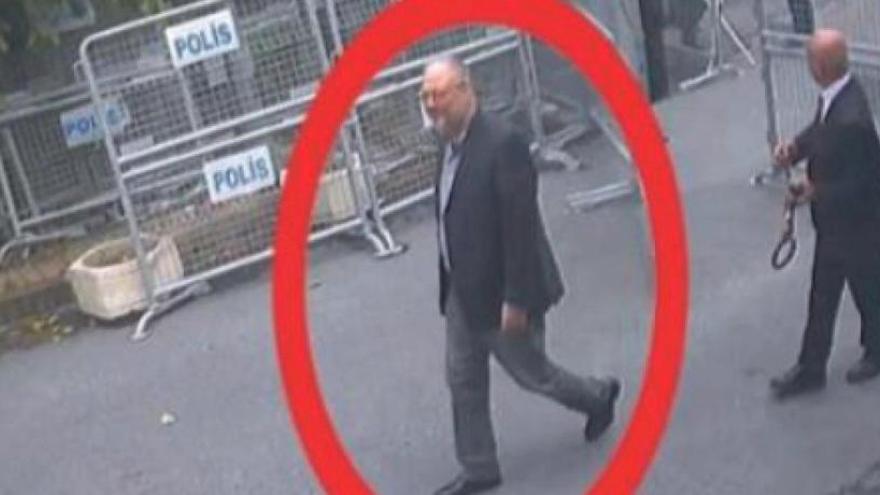 Khashoggi llega al consulado saudí en Estambul.