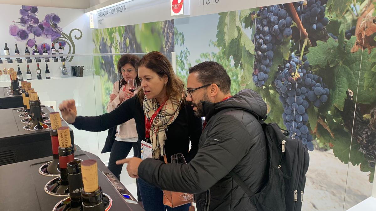 Visitantes de la feria recorren la zona de cata libre en el stand del Consejo Regulador