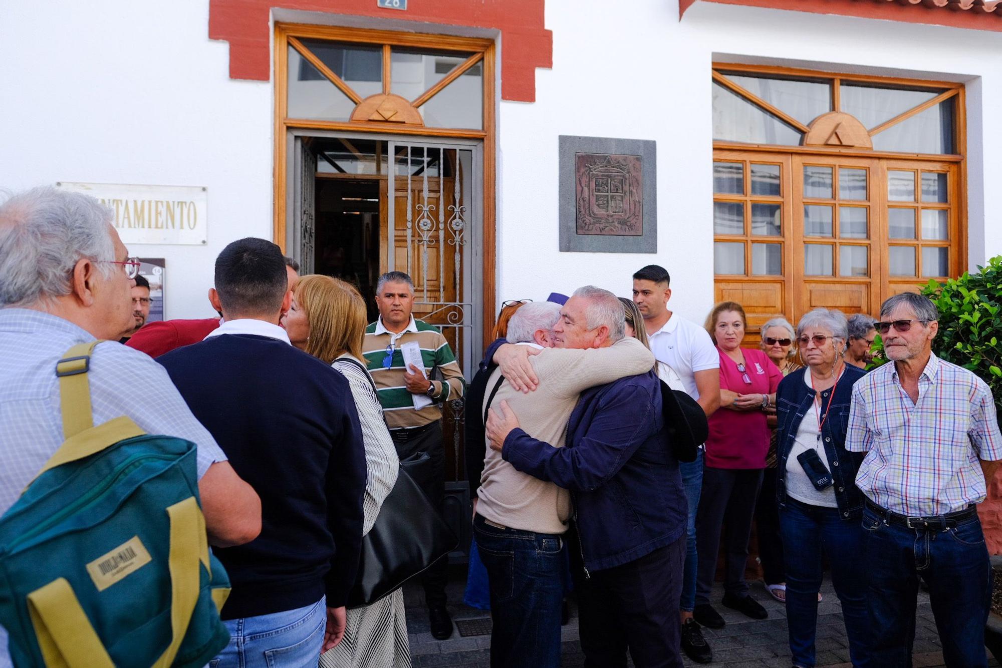 Minuto de silencio y último adiós a la mujer asesinada en La Aldea