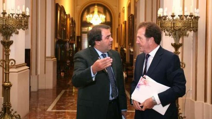 El alcalde, Carlos Negreira, con el delegado general de Gas Natural Fenosa en Galicia, Luis Díaz. / la opinión