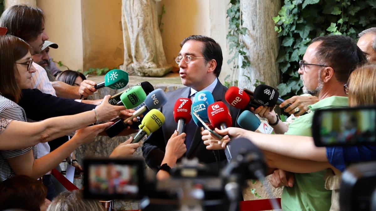 El ministro de Asuntos Exteriores, Unión Europea y Cooperación del Gobierno de España, José Manuel Albares, atiende a los medios en Córdoba.