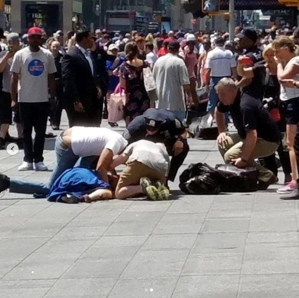 Un coche atropella a una multitud en Times Square