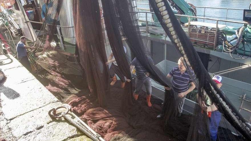 Marineros de un cerquero de Cesantes el mes pasado antes de salir a faenar. // Ricardo Grobas