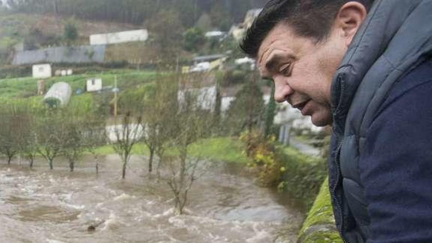 El río Mendo se desborda e inunda varias viviendas de A Roibeira, Acea y Piñeiro