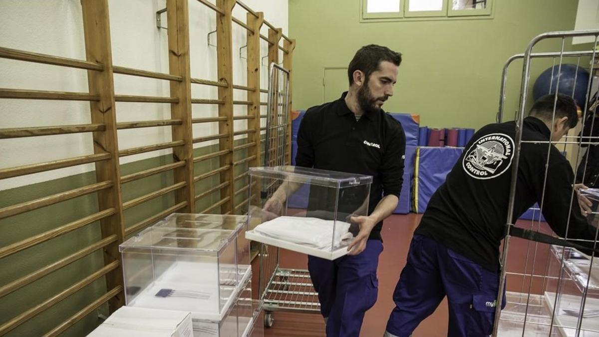 Preparativos en un colegio electoral de Barcelona.