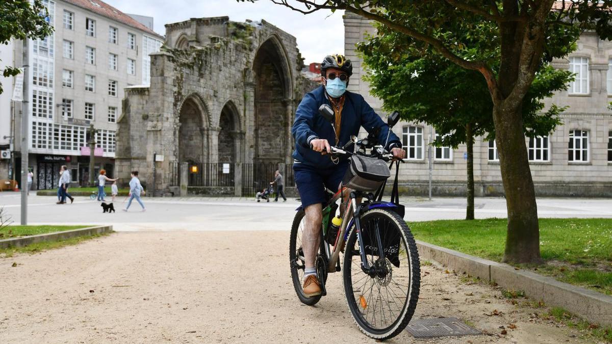 Un hombre pasea en bicicleta por Pontevedra. // G. Santos