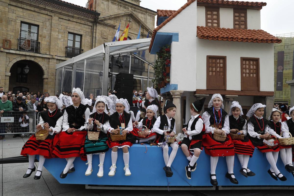 EN IMÁGENES: El desfile de carrozas del Bollo en Avilés