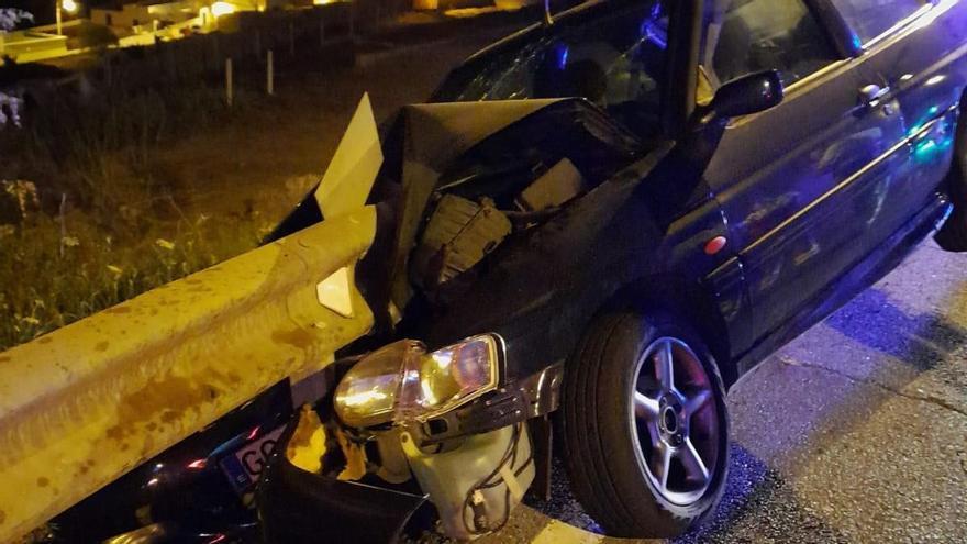 Una valla entra por el capó de un coche en Tenoya