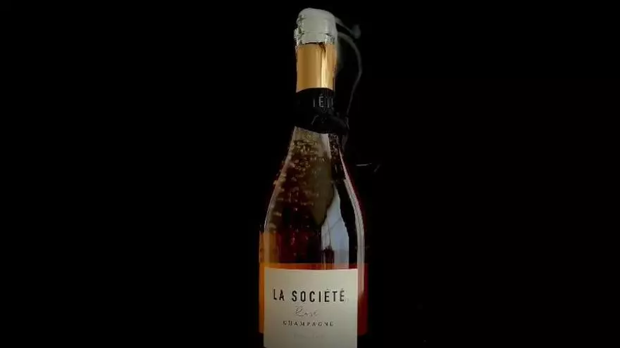 LA SOCIÉTÉ encierra millones de finas burbujas de champagne rosado