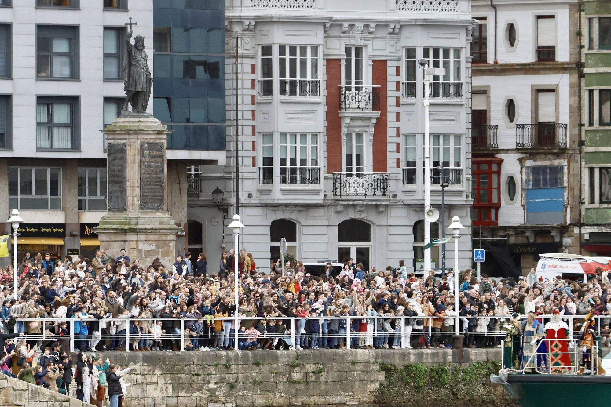 En imágenes: Los Reyes Magos desembarcan en Gijón