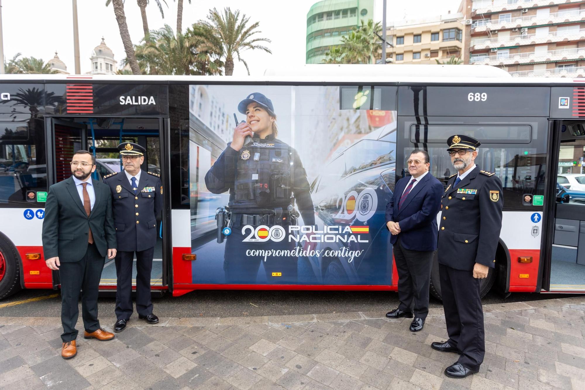 Vectalia presenta un autobús rotulado conmemorando el 200 aniversario de la Policía Nacional en Alicante