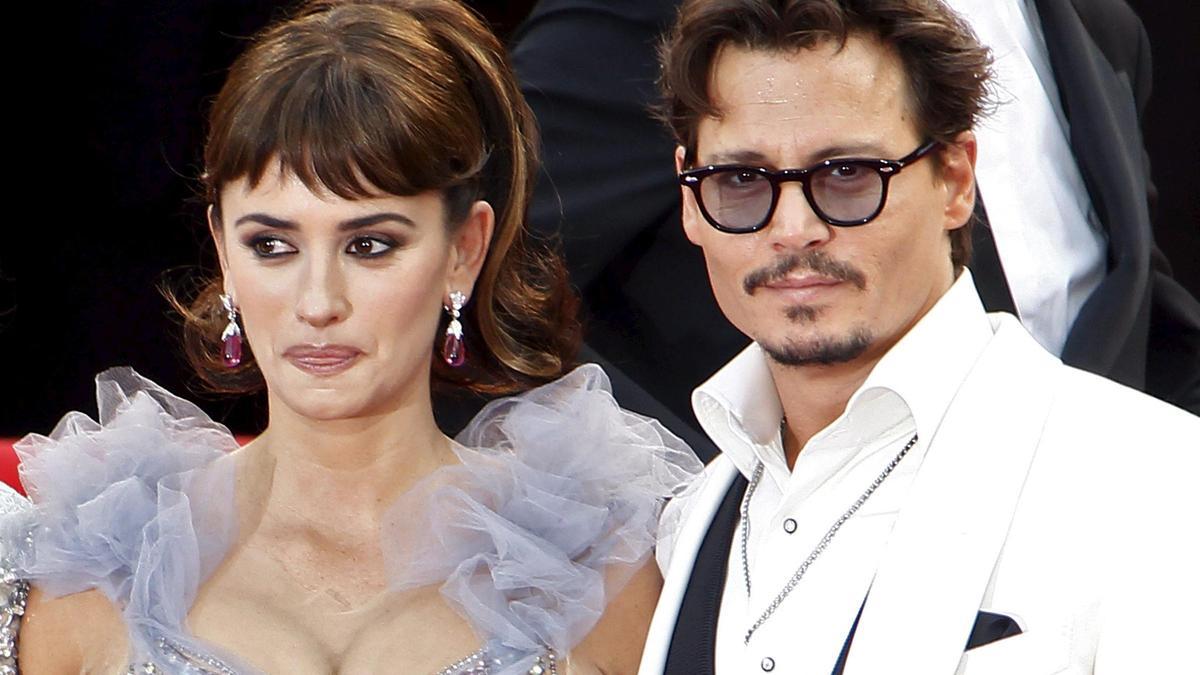 La actriz española Penélope Cruz y el actor estadounidense Johnny Depp en la cuarta entrega de "Piratas del Caribe" en la 64ª edición del Festival de cine de Cannes, en 2011.