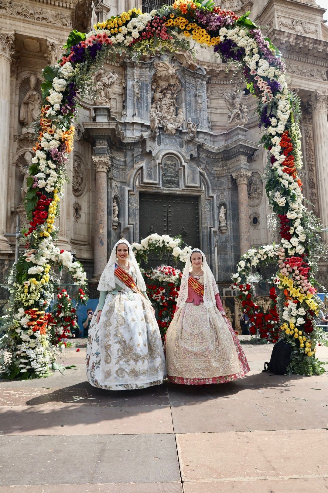 Carmen y Nerea descubren la "tronaera" y el Bando más divertido en Murcia