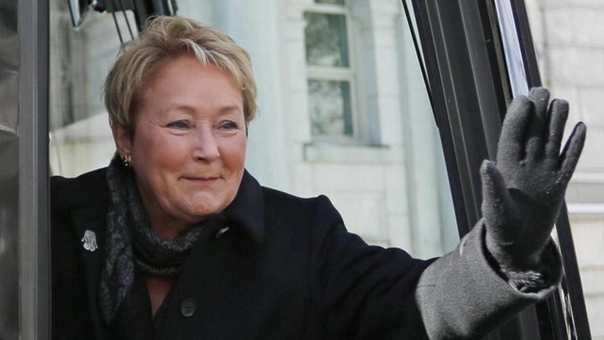 Pauline Marois saluda al subir al autobús de campaña tras convocar los comicios anticipados, este miércoles en Quebec.