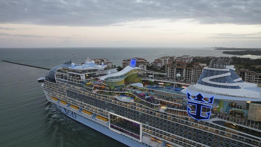 Icon of the Seas, the new giant of the seas, dazzles with its maiden voyage from Miami