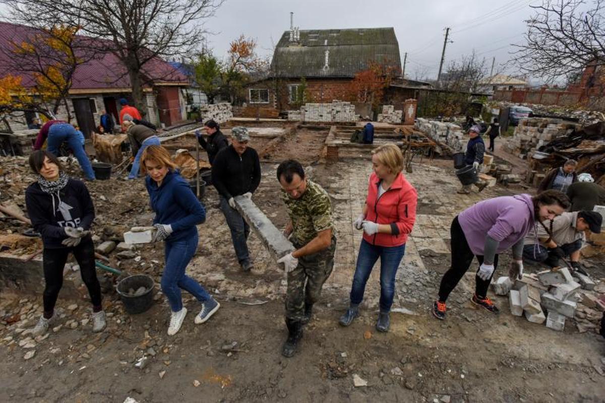 Bo Mozhemo (Porque podemos) Habitantes de Chernihiv y  Novoselivka, cuyas casas fueron dañadas durante la invasión rusa, crean movimiento de ayuda mutua para restaurarlas