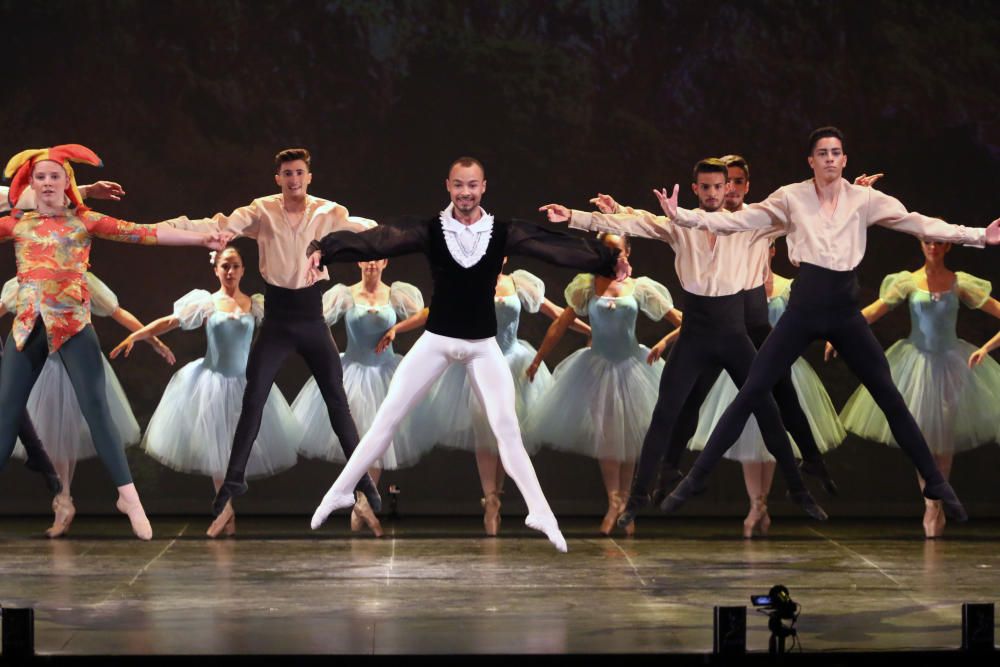 El Teatro Cervantes acoge la versión escénica de Alicia en el país de las maravillas y El lago de los cisnes, este último coreografiado por Valentina Letova