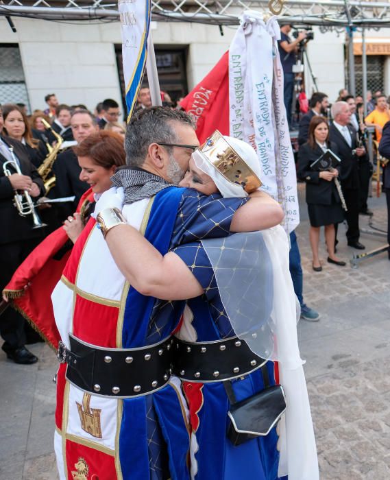 Millones de papelitos sobrevolaron a los miles de eldenses que se apiñaron cerca del castillo de Embajadas para escuchar y cantar el pasodoble Idella, que marca el comienzo de las fiestas