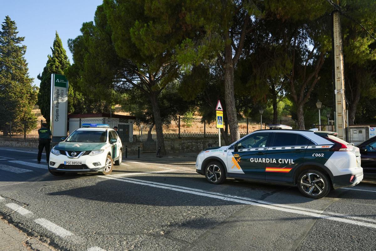 Bomberos trabajan en el Conjunto Arqueológico de Itálica para sofocar las llamas. A 8 de agosto de 2025 en Santiponce, Sevilla (Andalucía, España). El Consorcio provincial de Bomberos trabaja en un incendio declarado en el interior del recinto de Itálica