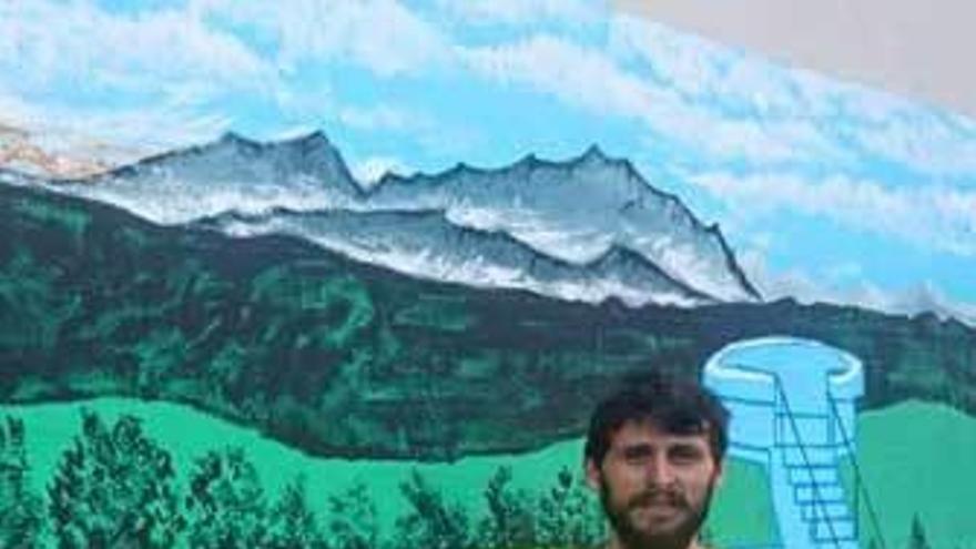 Dan Miravalles junto al mural del mirador del Fitu en Francia.