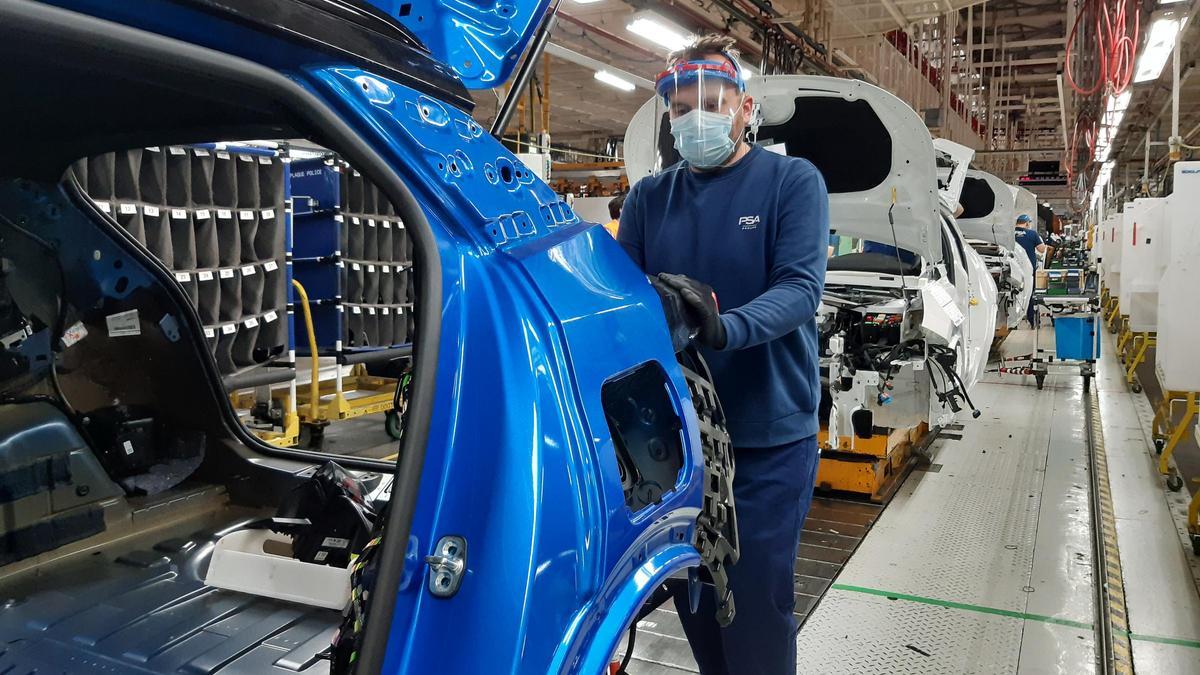 Un trabajador de la industrial del automóvil.