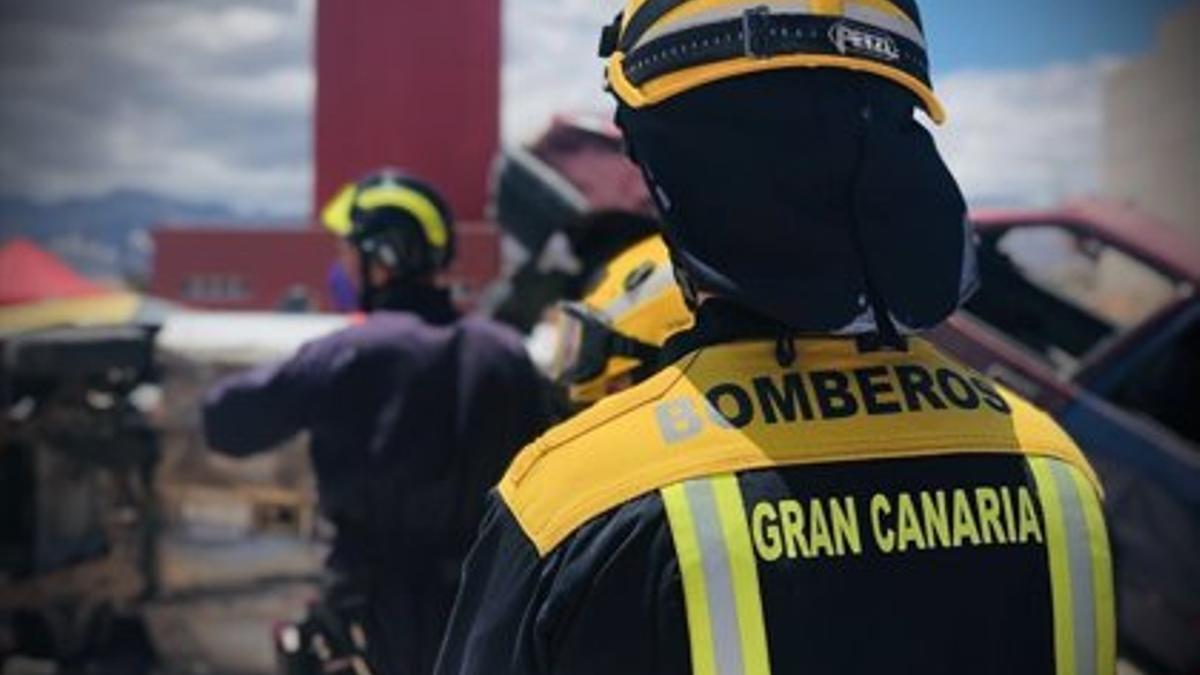 Bomberos en otro incendio en Teror.