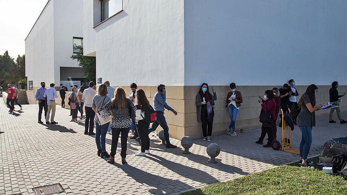 La cola para votar daba la vuelta al edificio de Rectorado, donde está el Registro General.