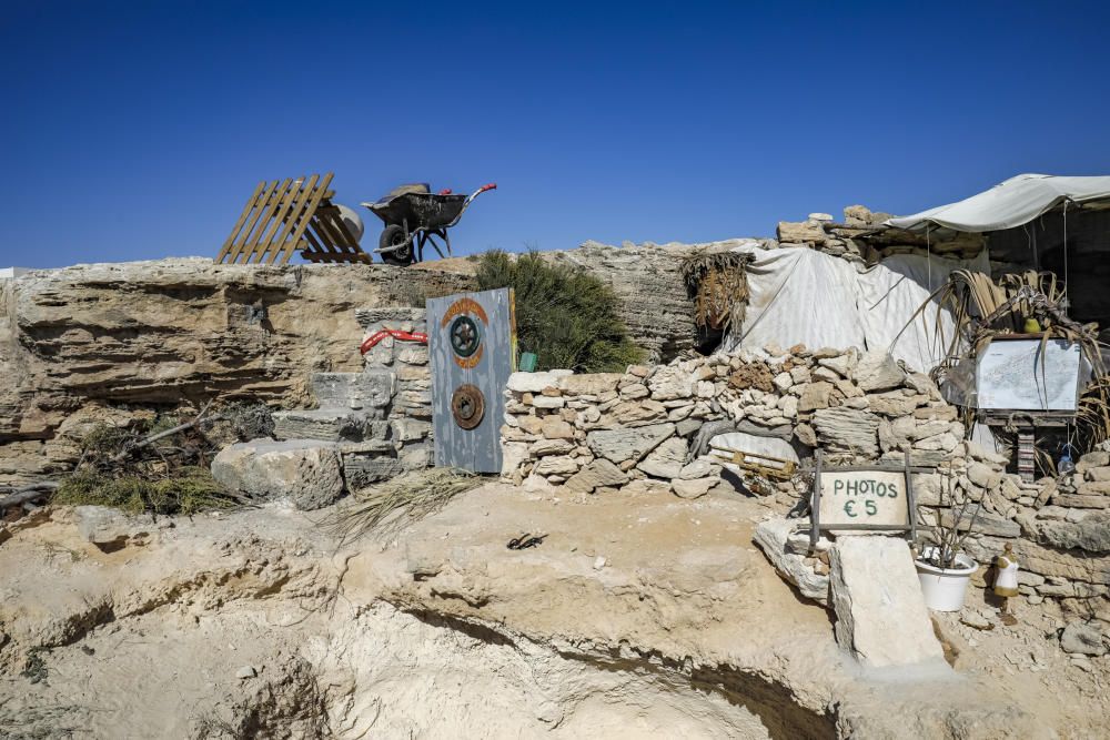 Un hombre construye una casa en una cueva natural de Son Verí