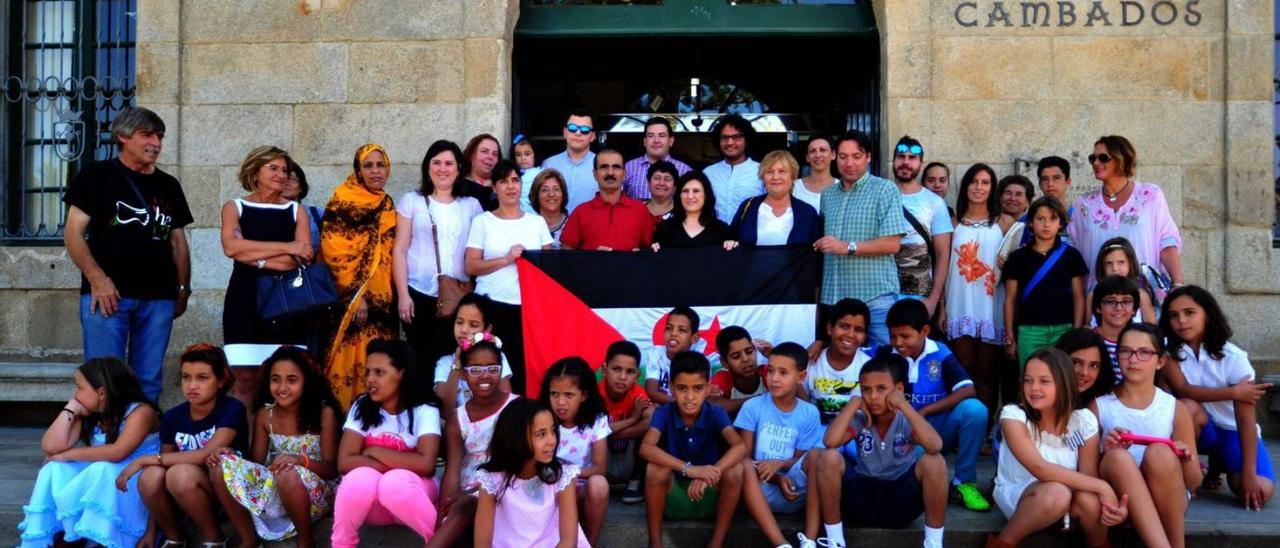 Niños en una recepción en Cambados, con la exalcaldesa sosteniendo la bandera saharaui. |  // IÑAKI ABELLA