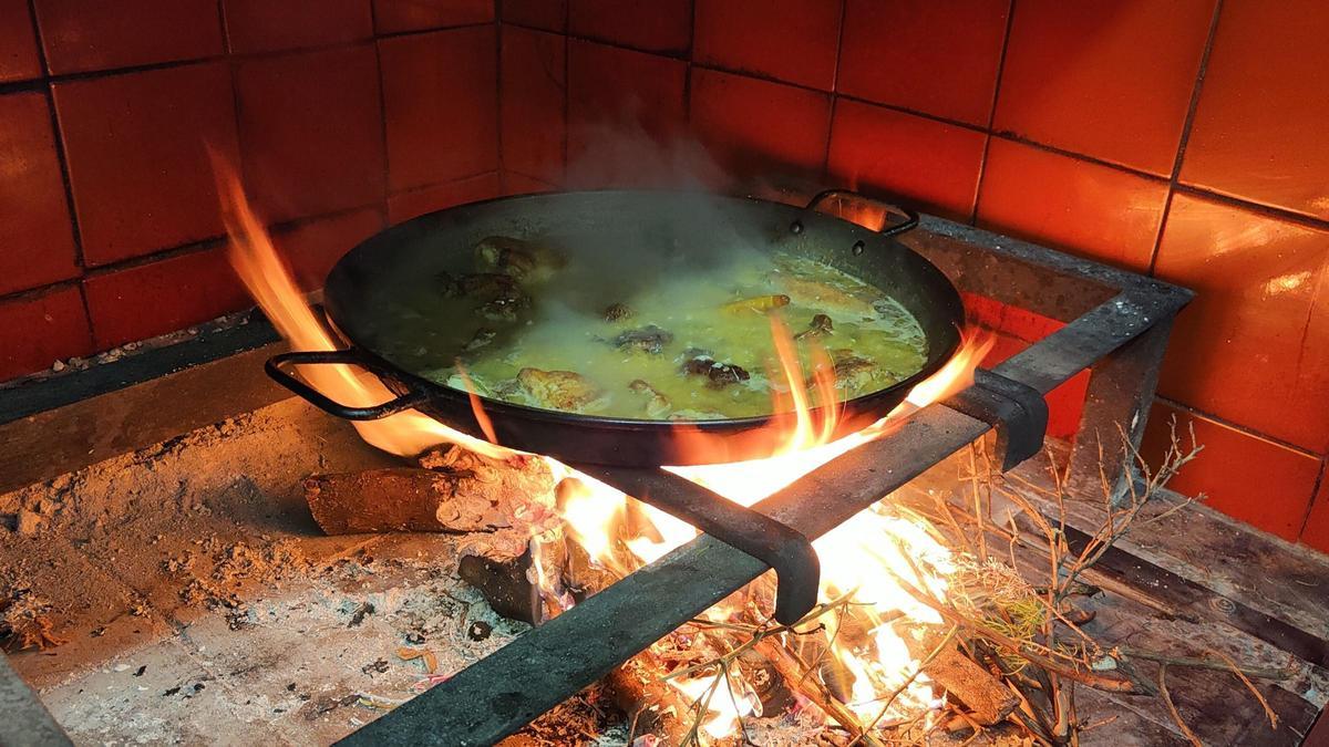 Preparación de una paella con leña en el restaurante Rioja.