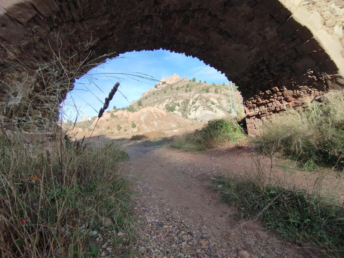 Tram de l'antiga llera, totalment seca, sota les arcades del pont de l'Aranyó