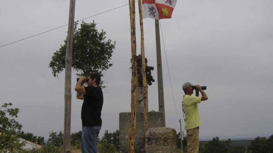 Dos vigilantes observan la zona desde un alto en la comarca de Aliste.