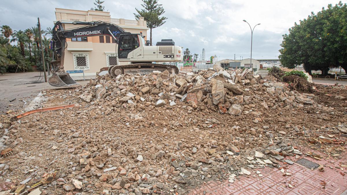 Aspecto de la parcela del edificio demolido en una mañana