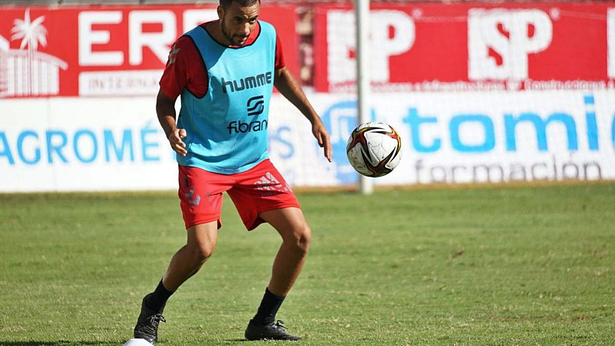 Pablo Ganet, una de las novedades respecto a la última jornada, durante un entrenamiento.  | PRENSA REAL MURCIA