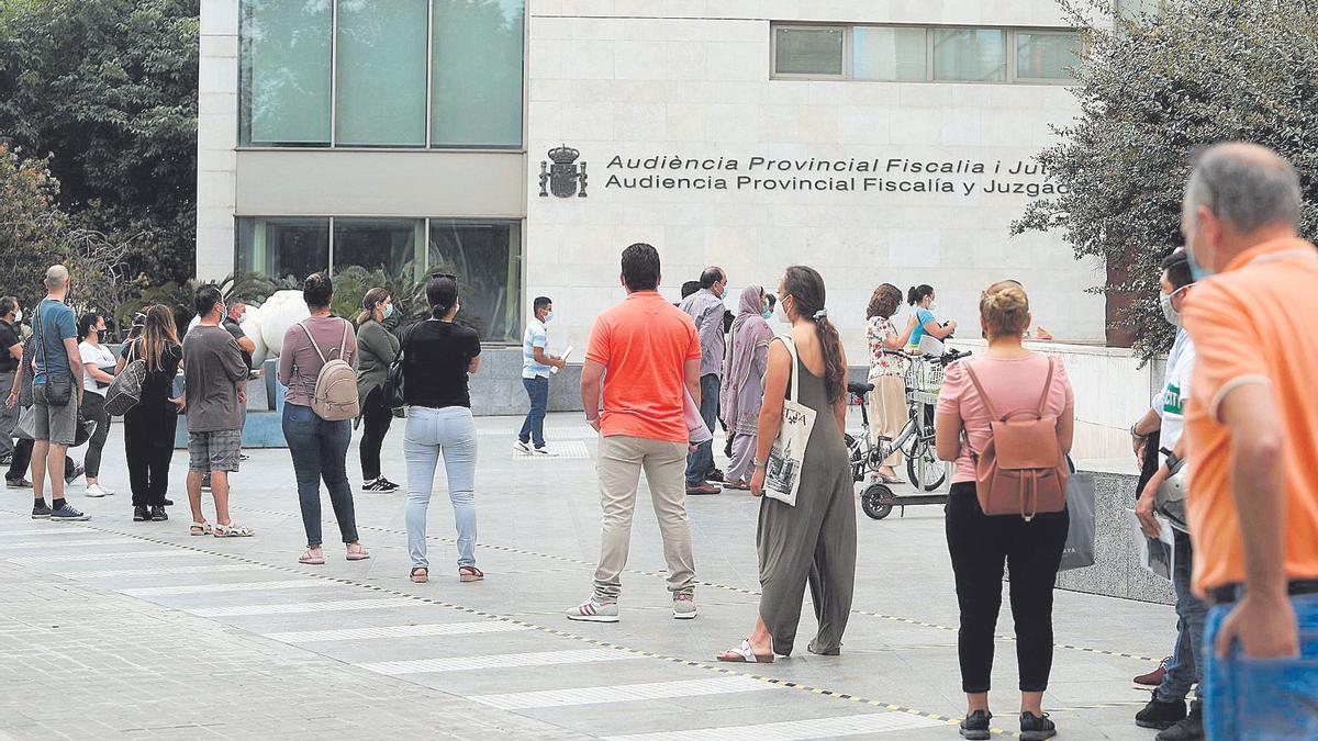 Avalancha de ciudadanos en la Ciudad de la Justicia el primer día que València alcanzó la fase 2 de la desescalada.