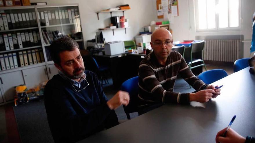 José Antonio Otero, a la izquierda, y José Antonio Sieres, ayer, en un despacho del Instituto de Trubia.